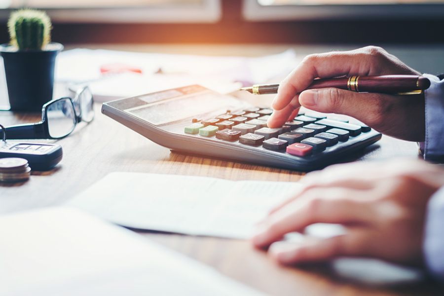 Person mit Taschenrechner