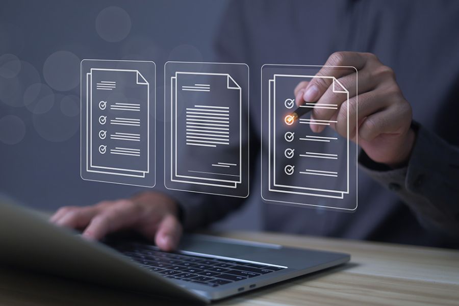 Laptop mit digitaler Checkliste