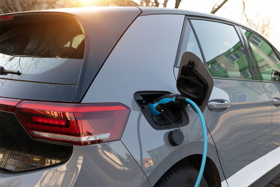 E-Auto beim Aufladen