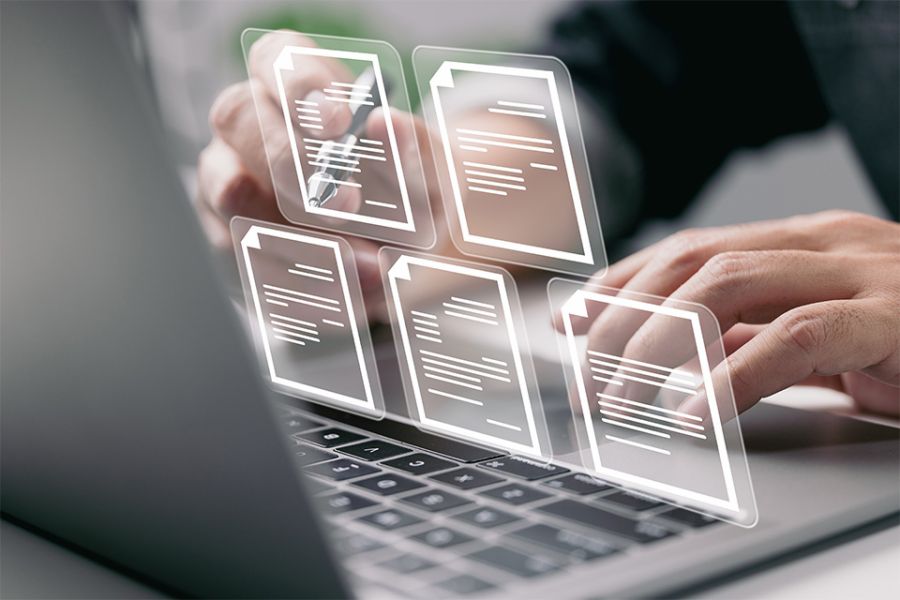 Person bei Laptop