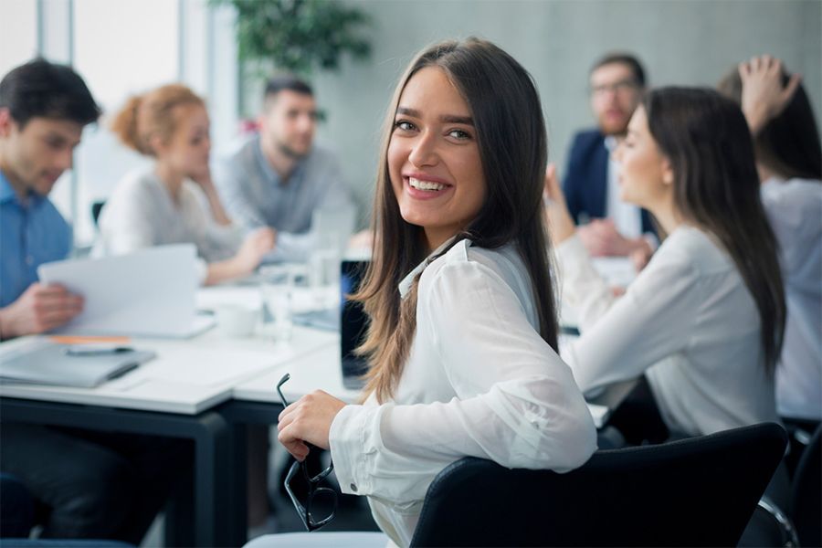 Frau bei Meeting